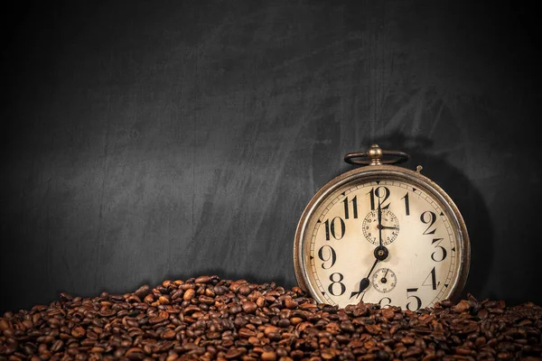 Szekrény Egy Régi Ébresztőóráról Egy Halom Pörkölt Kávébabról Egy Üres — Stock Fotó