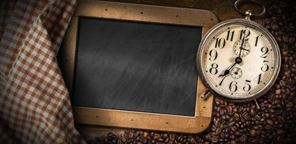 Régi Ébresztőóra Óránál Egy Asztalon Pörkölt Kávébabbal Üres Táblával Kockás — Stock Fotó