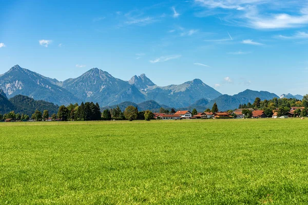 Groene Landbouwvelden Beierse Alpen Met Het Stadje Schwangau Bij Fussen — Stockfoto