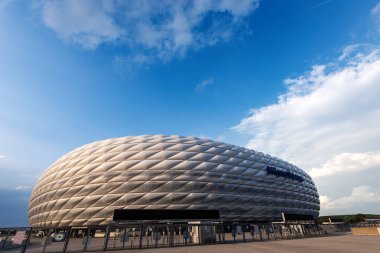 MUNICH, GERMANY - SEPT 7, 2018: Allianz Arena (Fussball Arena Munchen, Schlauchboot), FC Bayern Münih futbol stadyumu. Yaygın olarak şişirilmiş ETFE plastik panelleri ile bilinir..