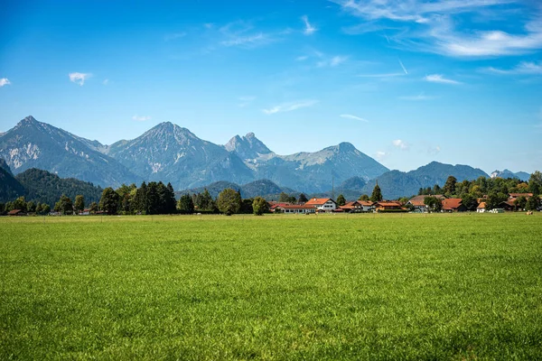 Groene Landbouwvelden Beierse Alpen Met Het Stadje Schwangau Bij Fussen — Stockfoto