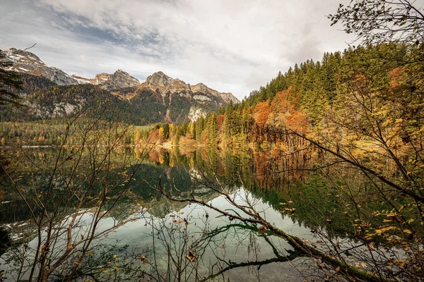 秋天的托维尔湖 Lago Tovel 和布伦塔白云石 意大利阿尔卑斯山Adamello Brenta国家公园Trentino Alto Adige Trento Province — 图库照片