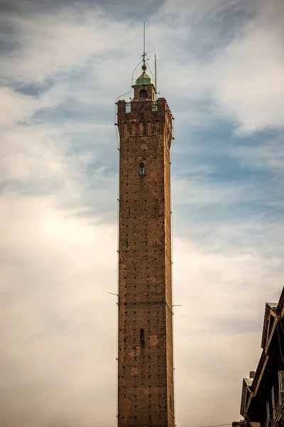 トーレ デグリ アシナリ 2つの塔の一つ デュートリ1109 1119 20メートルの高さ ボローニャ市のシンボル ポルタ ラヴェニャーナ広場 — ストック写真