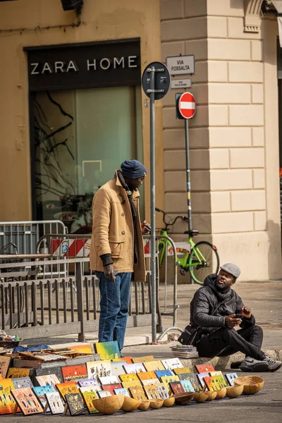 Bologna Italia Feb 2020 Dos Vendedores Ambulantes Etnia Africana Venden —  Fotos de Stock