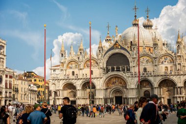 VENICE, ITALY - 13 Ekim 2019: Güneşli bir günde Basilica ve Katedral (Aziz Mark the Evangelist), UNESCO dünya mirası sahası, Veneto, İtalya.