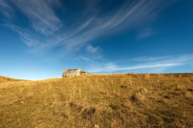 Lessinia Platosu 'nda (Altopiano della Lessinia) sonbaharda çayır ve taş çiftlik evi, Bölgesel Doğal Park, Verona Eyaleti, Veneto, İtalya, Avrupa.