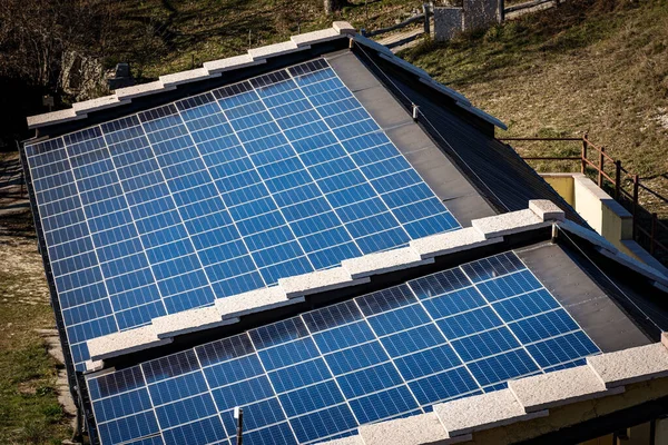 Closeup Many Solar Panels Roof Rustic House Renewable Energy Lessinia — Stock Photo, Image