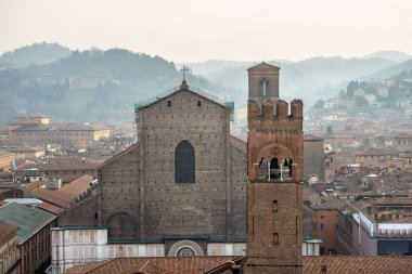 San Petronio Bazilikası, Piazza Maggiore ve ortaçağ Palazzo Enzo (1245) ile Arengo Kulesi (1259) şehir merkezindeki Bologna şehri. Emilia-Romagna, İtalya, Avrupa