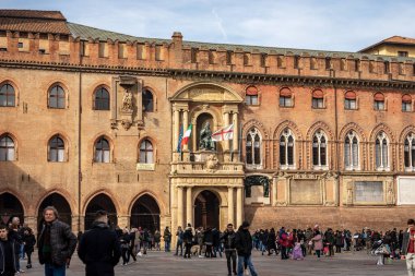 BOLOGNA, ITALY, - 23 Şubat 2020: Antik Bolonya belediye binası, Accursio Sarayı, 13 yüzyıl, Piazza Maggiore, Emilia-Romagna, İtalya, Avrupa.