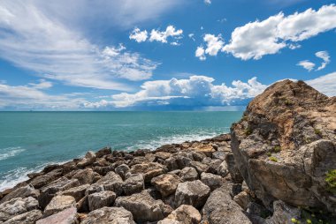 Kümülüs bulutları, Tellaro köyü, Liguria, İtalya ve Avrupa ile güzel gökyüzü üzerinde kayalar dalgalanır ve Akdeniz
