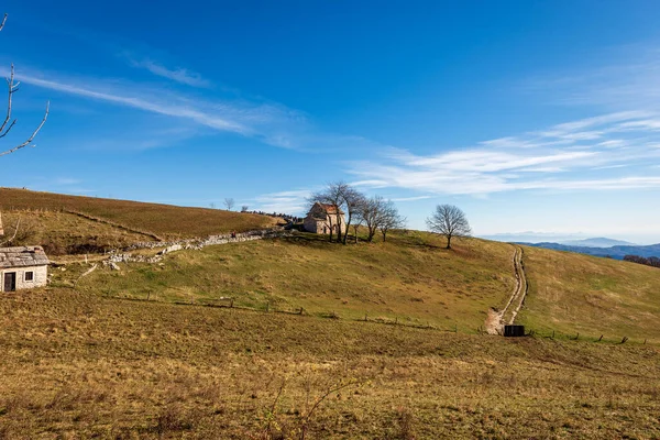 Pastos Antiguas Casas Campo Otoño Meseta Lessinia Altopiano Della Lessinia — Foto de Stock