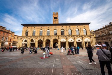 Poest sarayı olan Piazza Maggiore ve Arengo kulesi olan Re Enzo sarayı. Bologna şehir merkezi, Emilia-Romagna, İtalya, Avrupa.