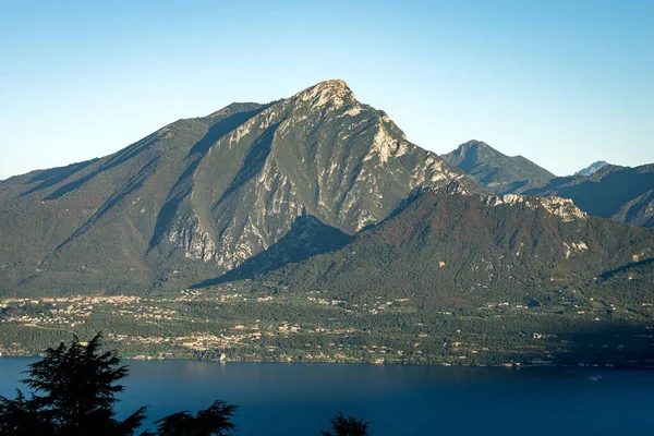 Flygfoto Över Gardasjön Och Italienska Alperna Med Toppen Monte Pizzocolo — Stockfoto