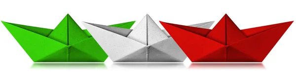 イタリアの旗 赤の色を持つ3つの紙のボート 白い背景に反射 — ストック写真