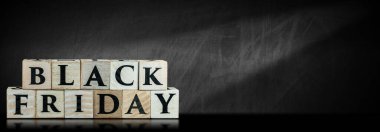 Metin Kara Cuma boş bir tahtanın üzerindeki tahta bloklardan yapılmış kopya alanı ve yansımaları ile.