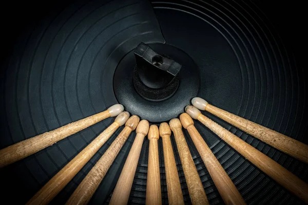 Extreme Nahaufnahme Einer Gruppe Hölzerner Drumsticks Auf Einem Schwarzen Becken — Stockfoto