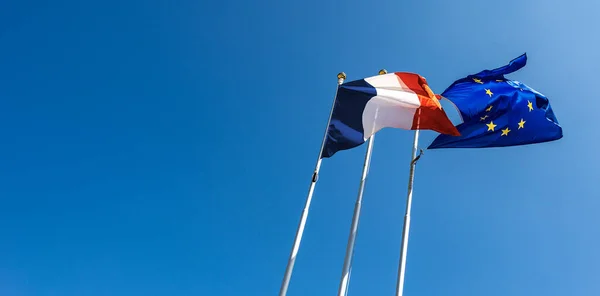 Francouzské Evropské Vlajky Vlající Větru Jasně Modré Obloze Kopírovacím Prostorem — Stock fotografie