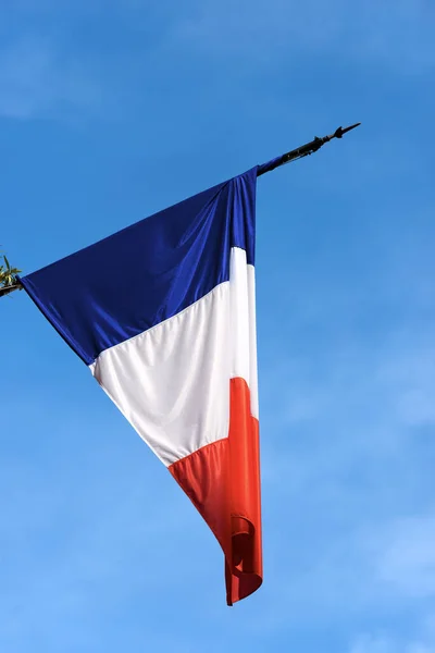 Detailní Záběr Národní Francouzskou Vlajku Vlajkový Stožár Jasně Modré Obloze — Stock fotografie