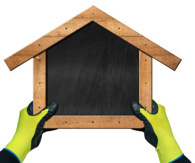 Ellerinde iş eldivenleri olan, tahta şeklinde boş bir karatahta tutan, beyaz arka planda izole edilmiş, kopyalama alanı olan eller..