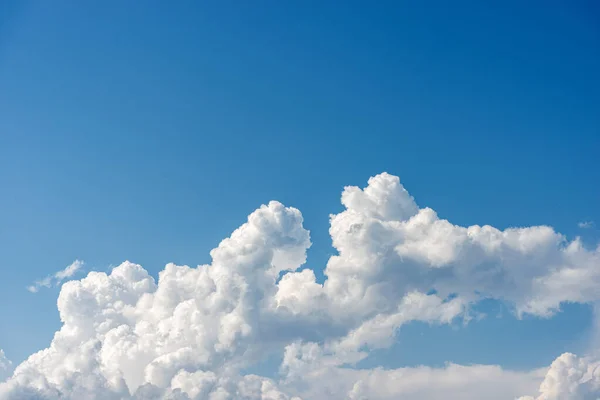 Closeup Nuvens Brancas Inchadas Céu Azul Claro Cumulonimbus Fotografia Quadro — Fotografia de Stock