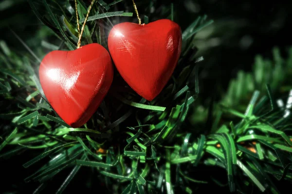 Extreme Close Van Twee Houten Rode Harten Opknoping Een Kerstboom — Stockfoto