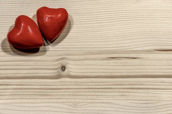 Primer Plano Par Corazones Rojos Madera Sobre Fondo Madera Claro —  Fotos de Stock