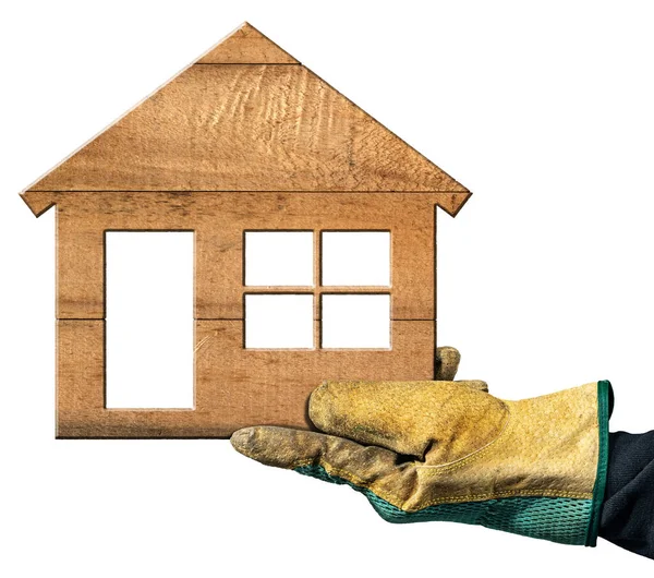 白い背景に隔離された小さな木造の家を保持保護作業手袋と手の閉鎖 — ストック写真