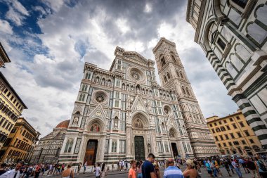 Yangın, İtalya, 3 Ocak 2013: Floransa Katedrali Cephesi, Santa Maria del Fiore, Giotto Çan Kulesi ve San Giovanni Baptistery ile. UNESCO dünya mirası sahası, Toskana, İtalya, Avrupa.