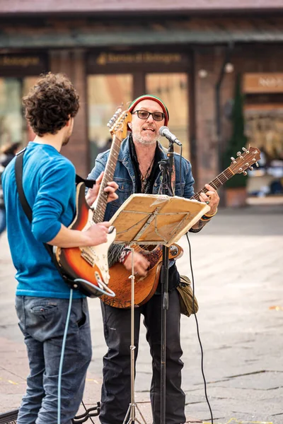Bologna Emilia Romagna Italien Februar 2020 Zwei Unbekannte Straßenmusiker Spielen — Stockfoto