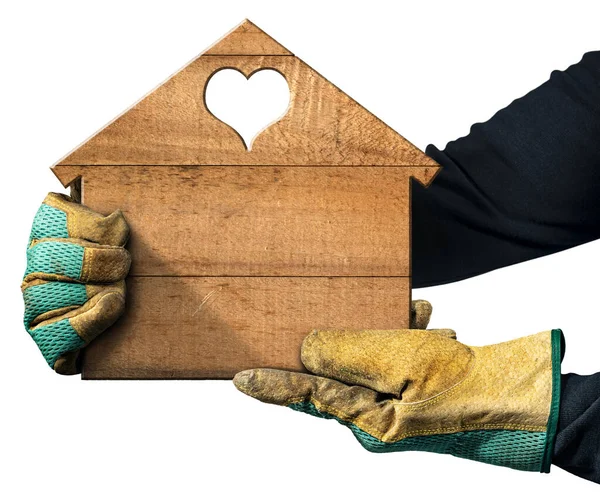 Zbliżenie Dwóch Rąk Ochronnymi Rękawiczkami Roboczymi Trzymającymi Mały Drewniany Dom — Zdjęcie stockowe