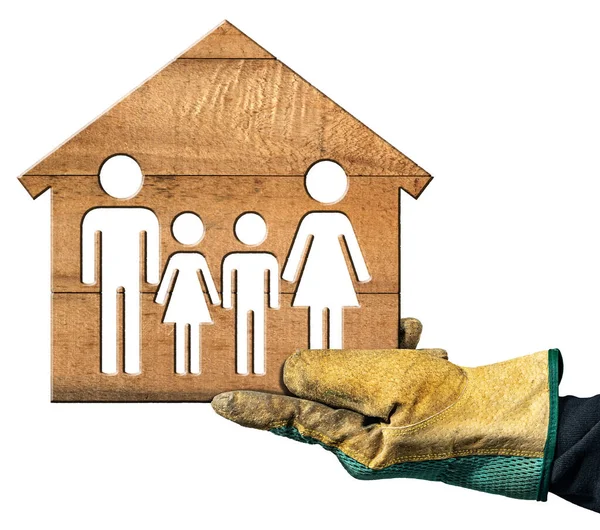 家族のシンボルと小さな木造の家を保持保護作業手袋と手の閉鎖 白い背景に隔離された — ストック写真