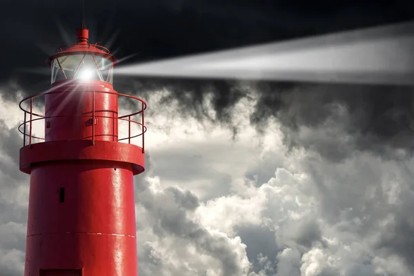 背景に嵐の雲と古い赤い灯台の閉鎖 悪天候 — ストック写真