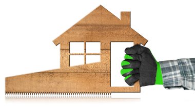 Marangoz koruyucu iş eldiveniyle ahşap model ev şeklinde bir el testeresi tutuyor. Yansımaları olan beyaz bir arkaplanda izole edilmiş.