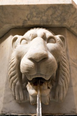 Portovenere 'deki Mermer Aslan Ağzı' ndan ya da UNESCO 'nun dünya mirası bölgesi, Liguria, İtalya, Avrupa' daki Porto Venere köyünden aşırı derecede taze su akışı..