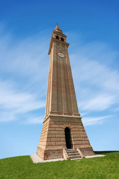 Stara Dzwonnica Ceglaną Ścianą Zegarem Kościoła Błękitnym Niebie Chmurami Włochy — Zdjęcie stockowe
