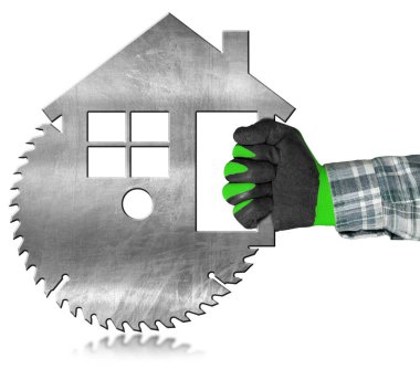 Metal model bir ev şeklinde elektrikli testere kullanan koruyucu iş eldivenleri olan bir marangoz. Yansımaları olan beyaz bir arkaplanda izole edilmiş.