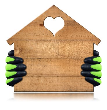 Koruyucu iş eldivenli iki elin yakın çekimi kalp şeklinde bir deliği olan küçük ahşap bir ev gösteriyor. Kopyalama alanı olan beyaz üzerine izole edilmiş.