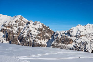 Monte Carega 'nın kışın karla kaplı dağ sırası, Altopiano della Lessinia' dan (Lessinia Platosu) küçük Dolomitler manzarası olarak adlandırılır. Malga San Giorgio, Verona, Veneto, İtalya, Avrupa.