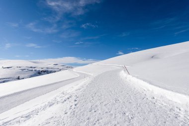 Kışın karlı kros kayak pistleri ve patika yolları. Altopiano della Lessinia (Lessinia Plateau), Malga San Giorgio yakınlarındaki Bölgesel Doğal Park, Veneto, İtalya, Avrupa 'da kayak merkezi..