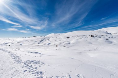 Malga San Giorgio Kayak Tesisi kışın karlı olur. Altopiano della Lessinia (Lessinia Plateau), Regional Natural Park, Verona ili, Veneto, İtalya, Avrupa.