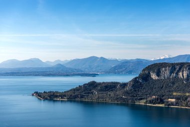 Punta San Vigilio 'nun hava manzarası. Garda Gölü yakınlarındaki küçük Garda kasabası Rocca di Garda 'dan, göle bakan küçük bir tepe. Verona ili, Veneto, Lombardy, İtalya, Avrupa