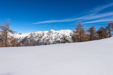 Monte Carega 'nın kışın karla kaplı dağ sırası, Altopiano della Lessinia' dan (Lessinia Platosu) küçük Dolomitler manzarası olarak adlandırılır. Veneto ve Trentino Alto Adige, İtalya, Avrupa.