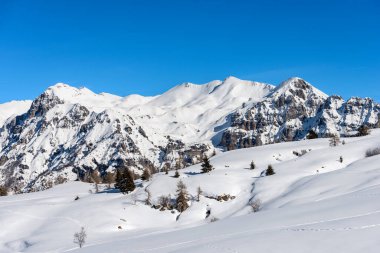 Karla kaplı Monte Carega 'nın dağ sıraları, Altopiano della Lessinia' dan (Lessinia Platosu) küçük Dolomites manzarası olarak da adlandırılır. Veneto ve Trentino Alto Adige, İtalya, Avrupa.