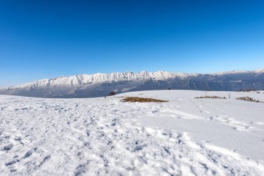 Monte Baldo 'nun kışın karla kaplı dağ sırası, Verona Eyaleti' nin Altopiano della Lessinia (Lessinia Platosu) manzarası. Veneto ve Trentino Alto Adige, İtalya, Avrupa.