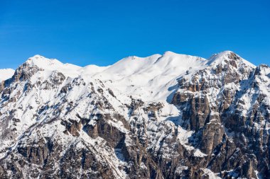 Altopiano della Lessinia (Lessinia Yüksek Platosu) 'nın küçük Dolomitleri olarak adlandırılan Monte Carega' nın kışın karla kaplı dağlarının yakın çekimi. Veneto ve Trentino Alto Adige, İtalya, Avrupa.