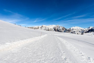 Karla kaplı Monte Carega 'nın dağ sıraları, Altopiano della Lessinia' dan (Lessinia Platosu) küçük Dolomites manzarası olarak da adlandırılır. Veneto ve Trentino Alto Adige, İtalya, Avrupa.