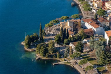 Küçük Garda kasabasının hava manzarası, Garda Gölü kıyısındaki turizm beldesi, göle bakan küçük bir tepe, Rocca di Garda manzarası. Verona ili, Veneto, İtalya, Avrupa.