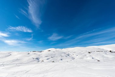 Kışın kar ve Monte Tomba (Tomb Mountain) ile Malga San Giorgio kayak merkezi. Altopiano della Lessinia (Lessinia Plateau), Regional Natural Park, Verona ili, Veneto, İtalya, Avrupa