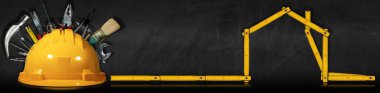Sarı ve turuncu güvenlik kaskı, bir sürü iş aleti ve ev şeklinde ahşap bir cetvel, yansımaları ve kopyalama alanı olan bir karatahta..