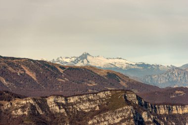 İtalyan Alpleri, Monte Baldo ve Adamello sıradağları ile Lessinia Platosu, Veneto, Trentino Alto Adige, İtalya, Avrupa 'dan çekilen Care Alto zirvesiyle.